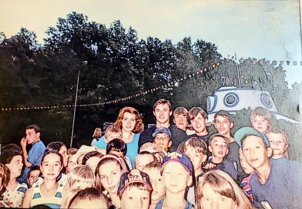 на фото смена июнь 1998г., дети, я, Андрей Зюзин и вожатые. Детский лагерь "Алые паруса"г.Уфа