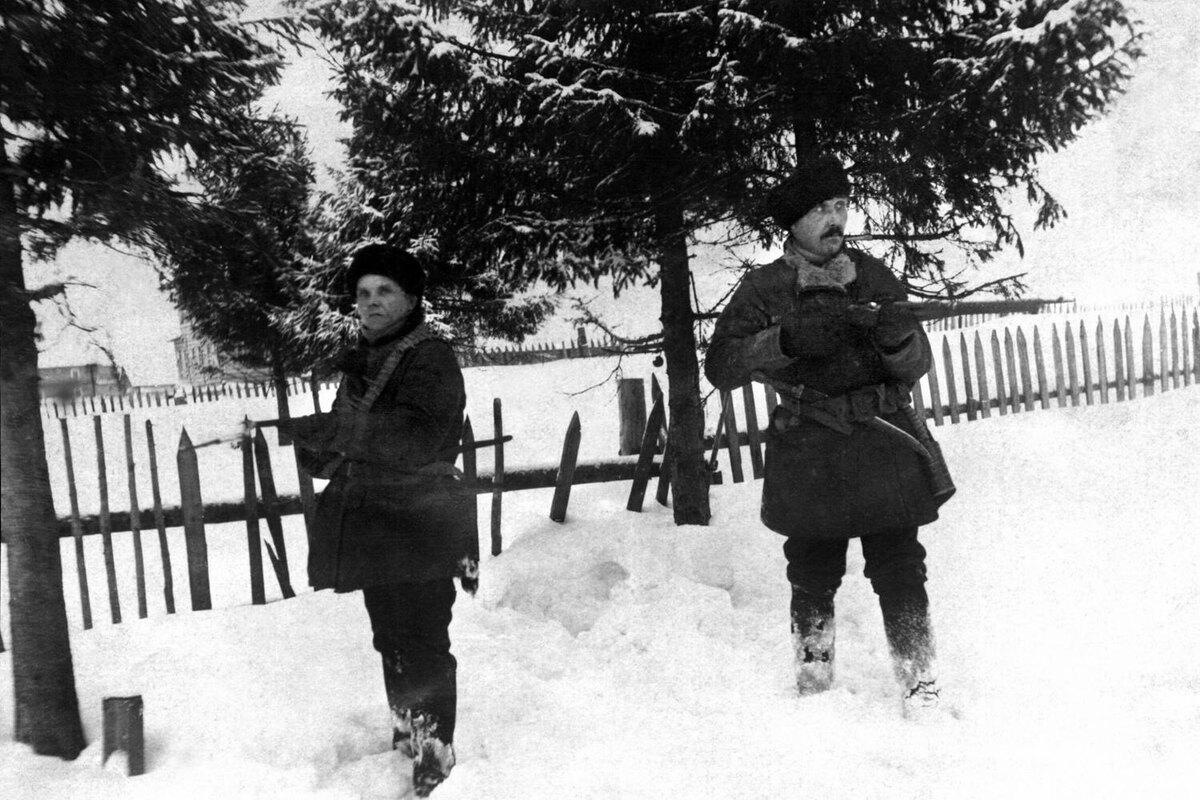 Партизанский пост на деревенской околице. Хотя фото и постановочное, партизаны на Северном фронте выглядели так и красные, и белые / Архангельский краеведческий музей