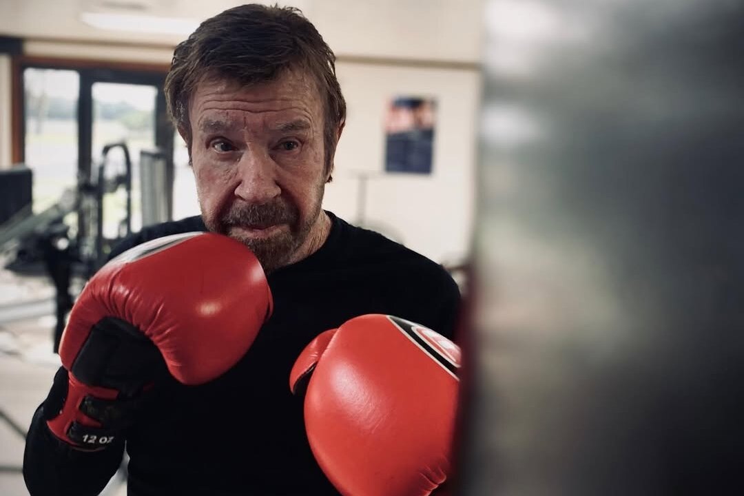     Стало плохо во время тренировки: Чак Норрис умер в возрасте 86 лет