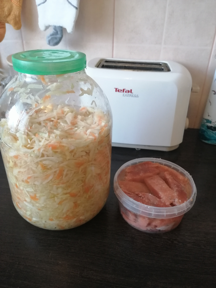 Капуста почти готова. Думаю, завтра уберу в холодильник. Рыбка, как всегда, получилась отличная. На следующий день уже ела. 