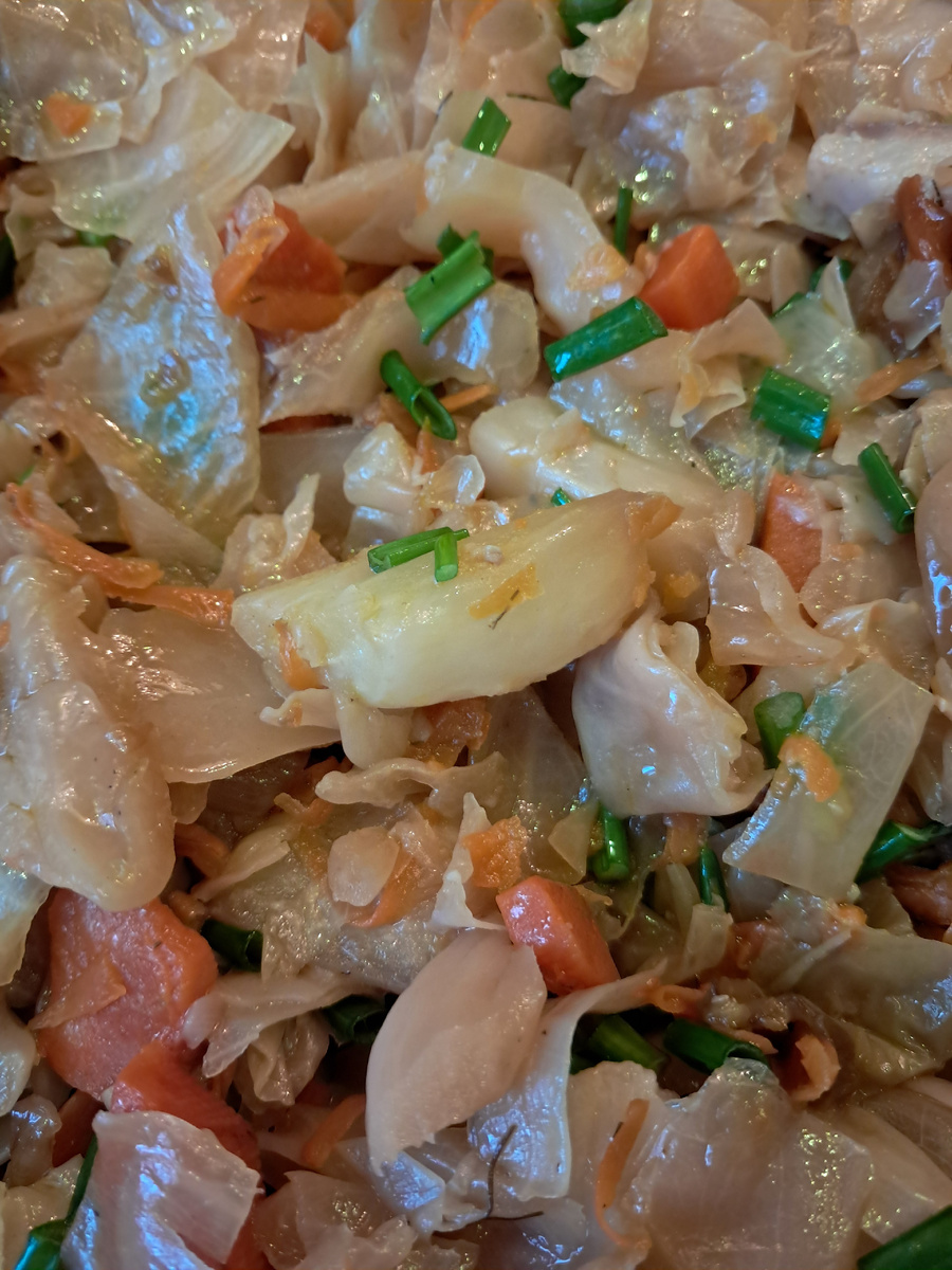 фото Ауры-тушёная капуста с зелёным луком . В магазине 600 р -за 1 кг. ( У меня всой вырос)