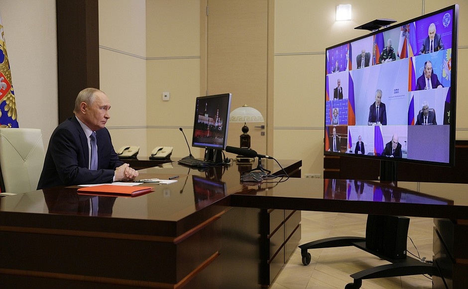    Путин провел совещание с Совбезом