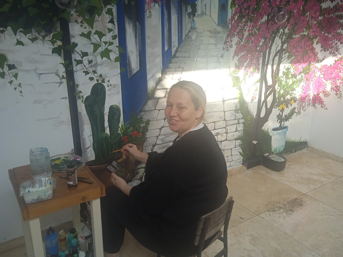 Павлина за работой