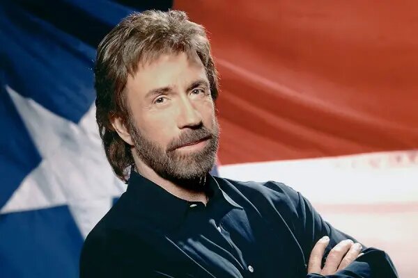    Источник: Карлос Рэй (Чак) Норрис родился 10 марта 1940 года в городе Райан, штат Оклахома. Свое детство он описывал как мрачное: семья была бедной, отец работал автомехаником и пил. Норрис рос неспортивным и застенчивым. Когда ему было 16, родители развелись, и он остался вместе с матерью и двумя братьями. Фото: Mary Evans / AF Archive / CBS / ТАСС. rbc.ru Алла