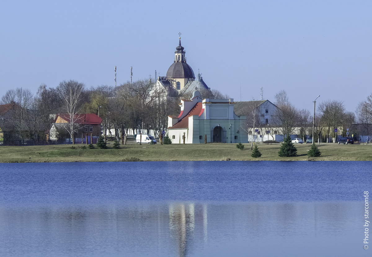 Вначале полюбуемся на фарный костел Тела Господня со Слудскими воротами перед ним