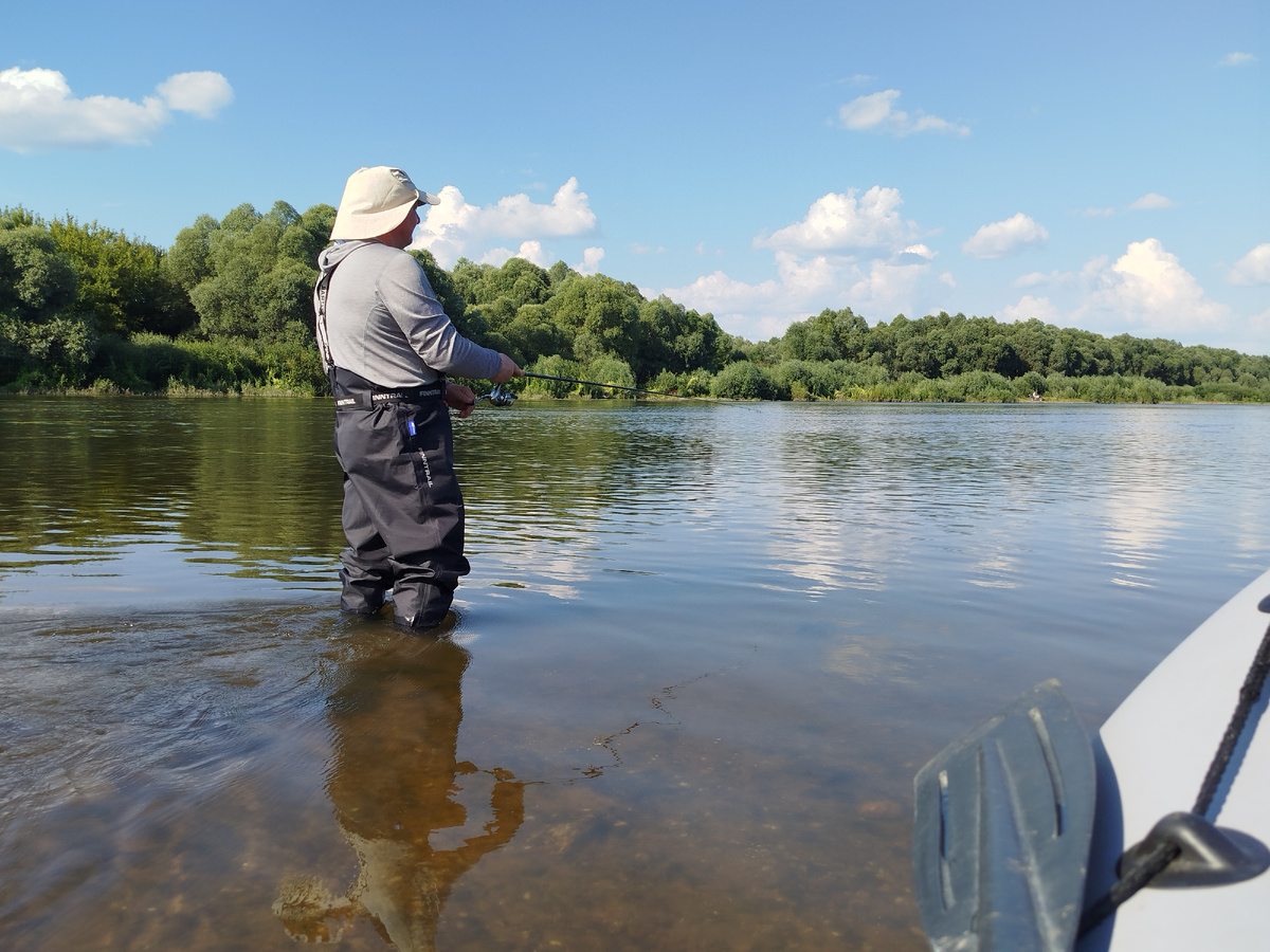 Обширные каменистые или песчаные отмели, перекаты и косы - это те места где вертушка может быть одной из самых результативных приманок.