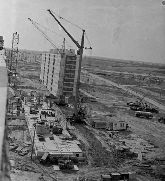 Вот так в 1967 году строился мой дом. А через год уже мы будем в этом доме по адресу ул. Героев Панфиловцев д.23 к.1 мы будем уже жить.