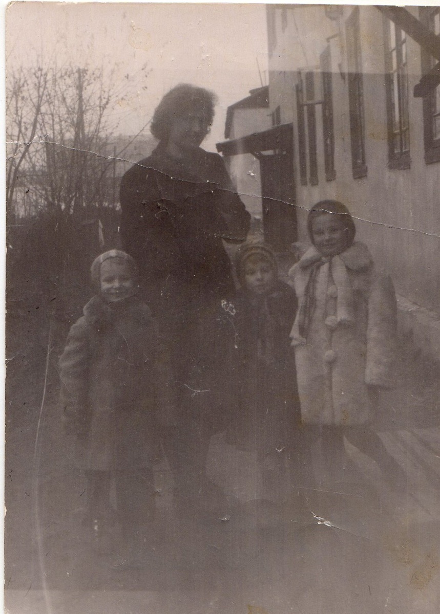 Мама с Сашей и Наташей перед бараком в Измайлово.