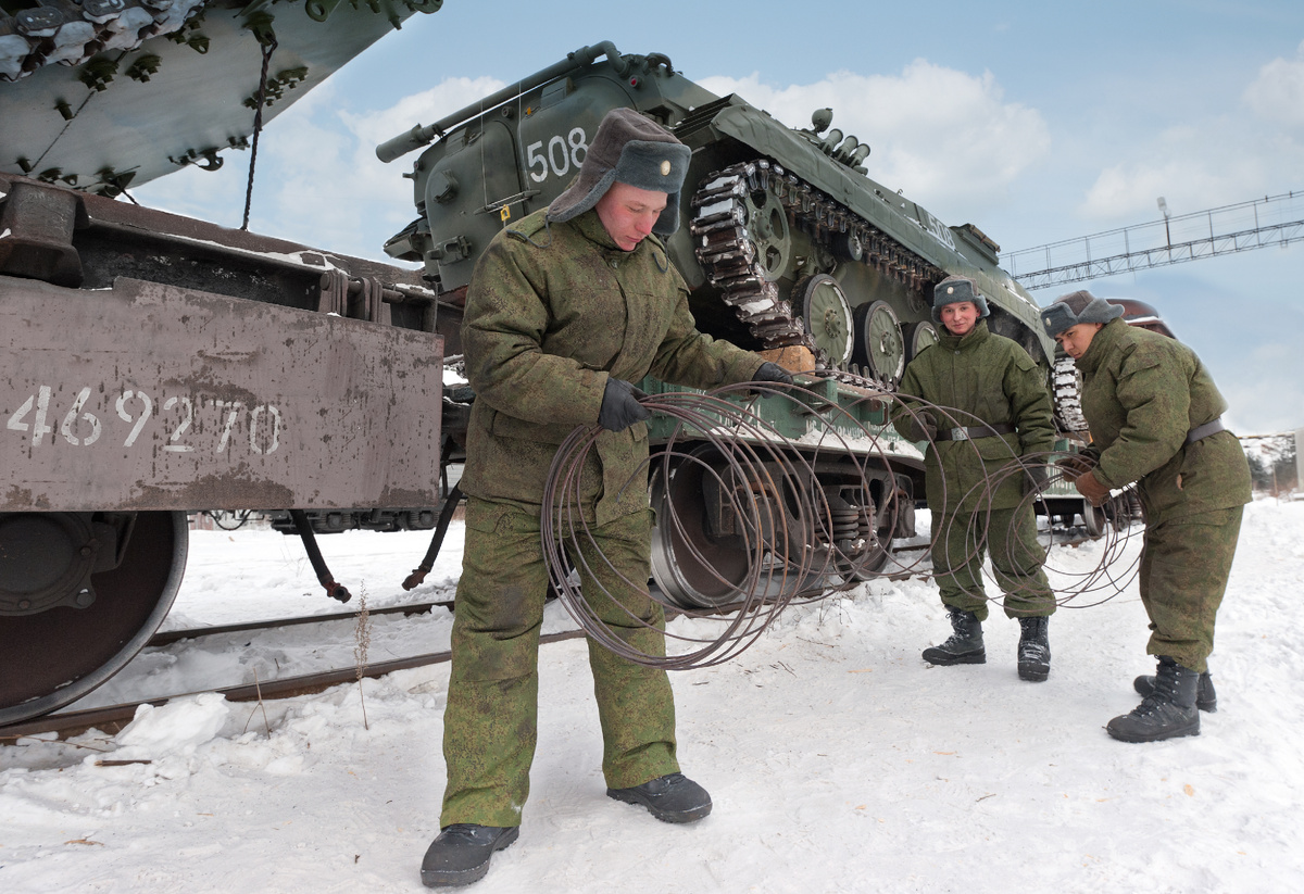 Крепление техники на подвижном составе. Фото для примера, 2014 год.