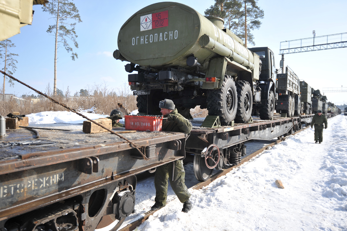 Крепление техники на подвижном составе. Фото для примера, 2014 год.