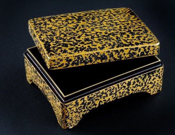 Шкатулка, лакированная в традиционной японской технике уруси