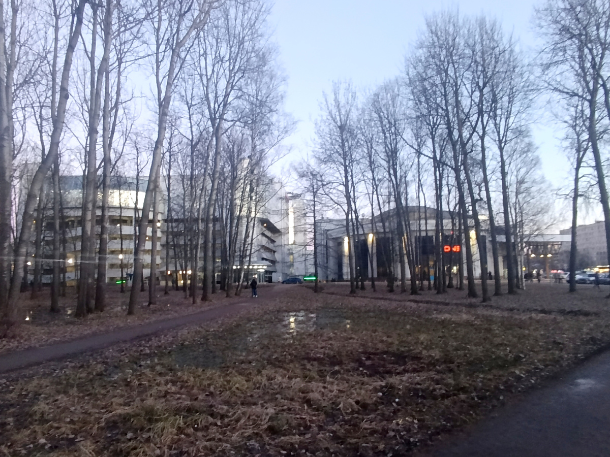 Все фото автора. Паркинг слева и "Невский" справа. 