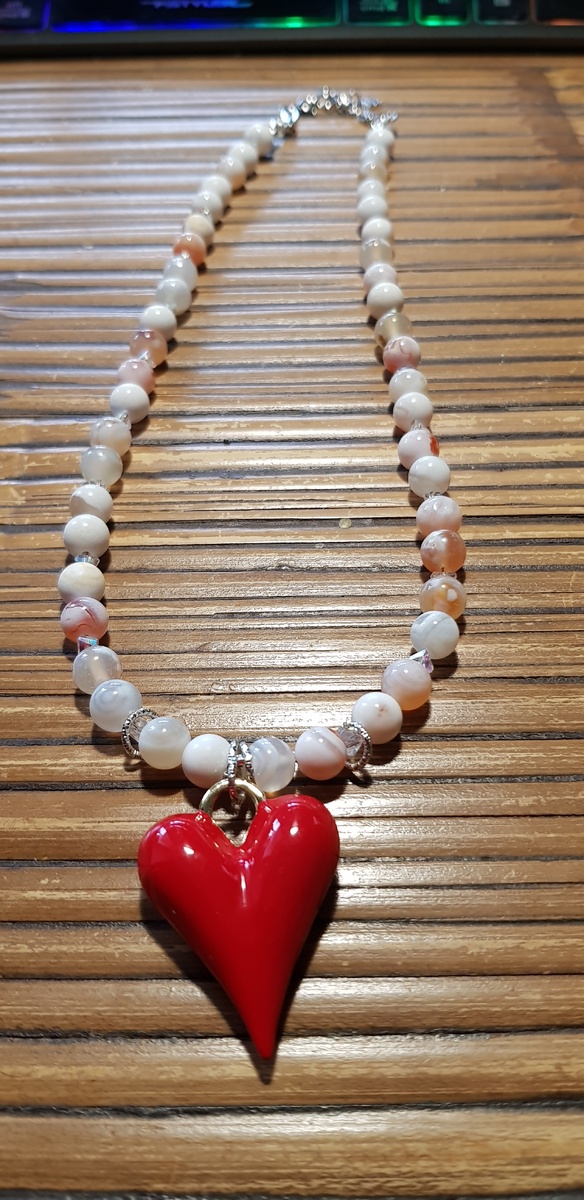 Колье из сакурого агата и сердечка. Работа АртЛАМБ.