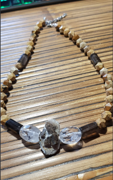 Ожерелье со ставролитом