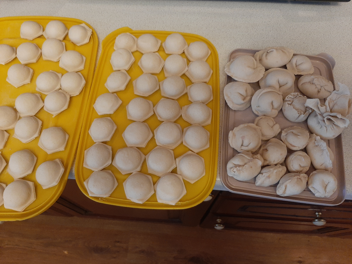 Семьей периодически лепим домашние пельмени (получаются гораздо вкуснее магазинных!). Фото автора 