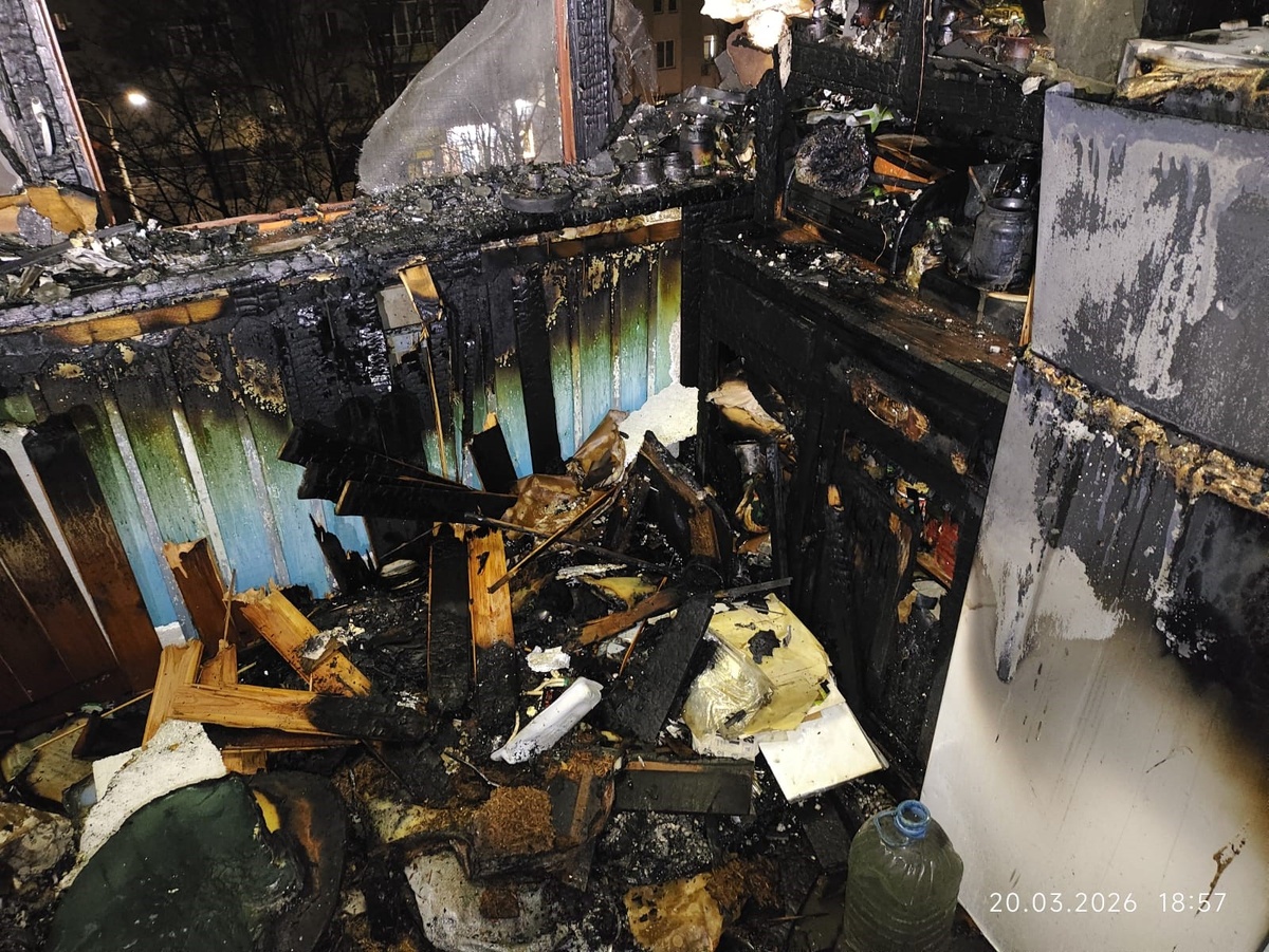 с другой стороны окна