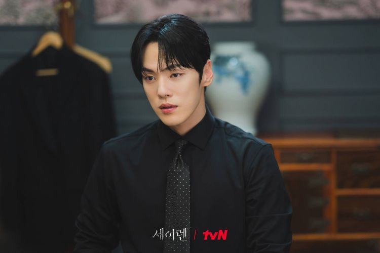 Жуткий взгляд, жуткая улыбка и поведение у этого персонажа 