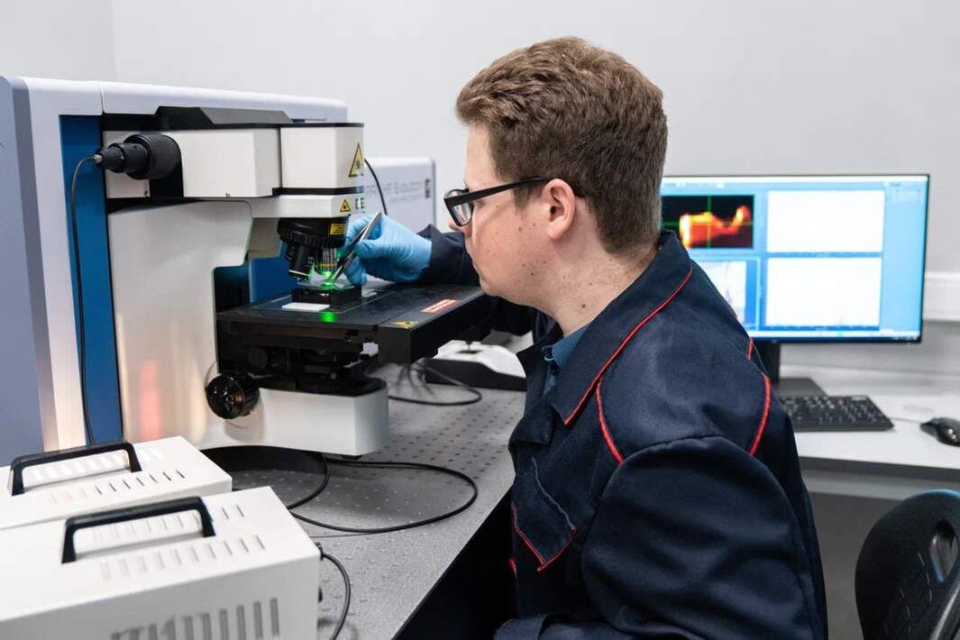 Работа в лаборатории на романовском спектрометре. Фото: пресс-служба МФТИ