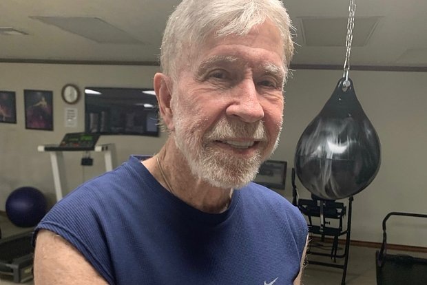 Чак Норрис в тренажёрном зале в 2025 году/соцсети актёра