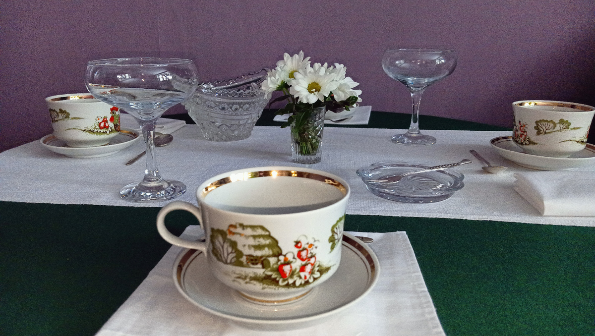 Винтажная посуда для пасхального настроения. Фото автора 