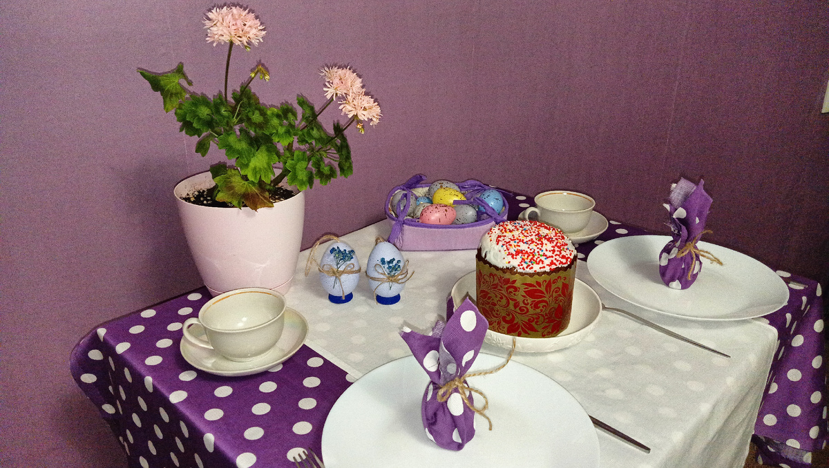 Винтажная посуда для пасхального настроения. Фото автора 