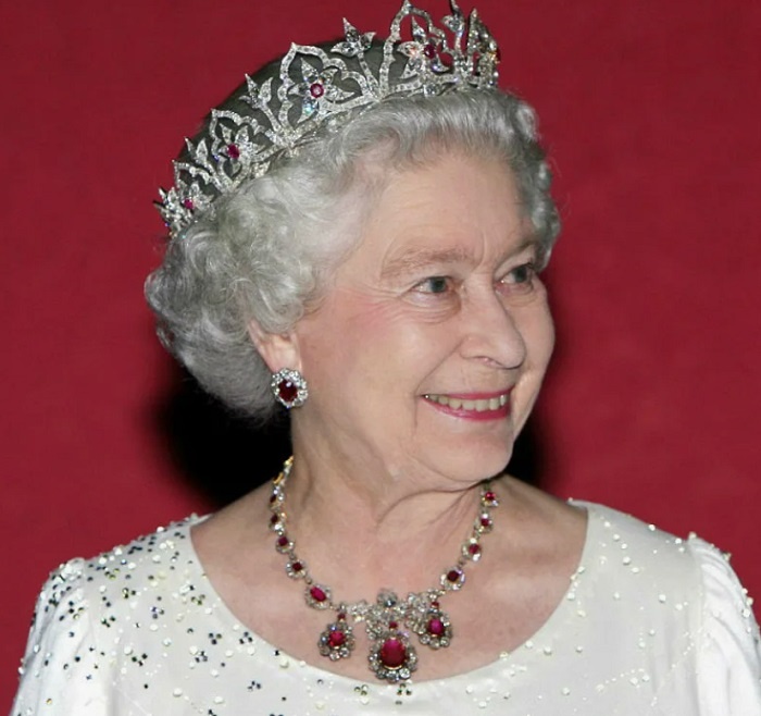    Елизавета II, по традиции, предлагала королевские украшения для невест.