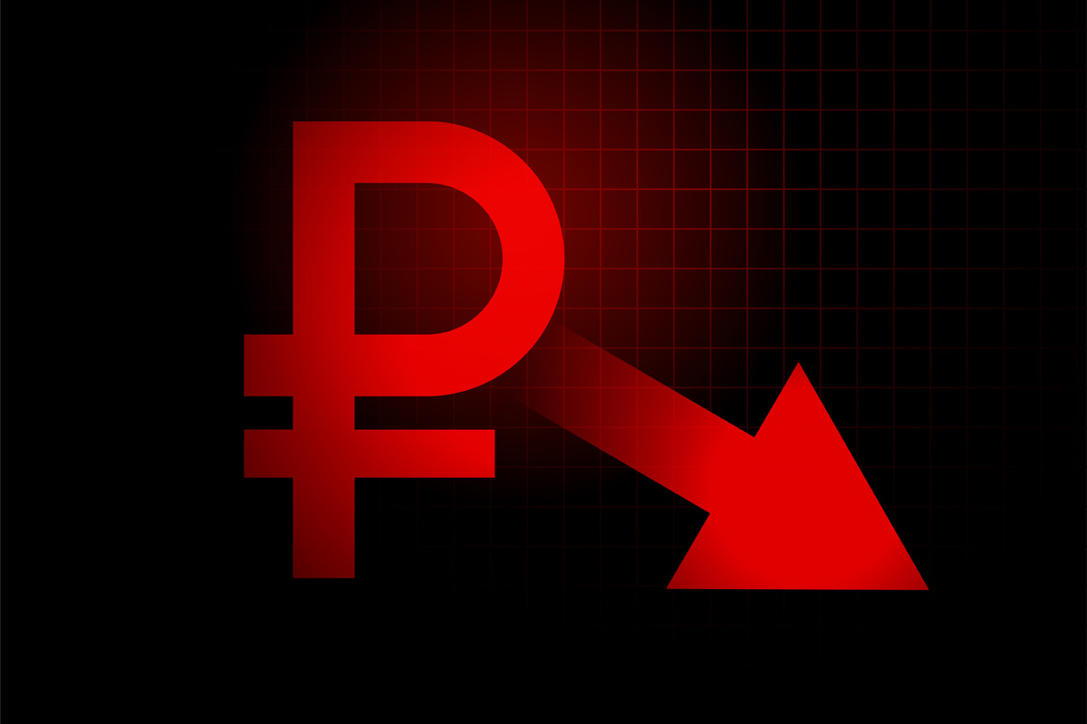     Рубль рухнул: что это значит для наших кошельков?