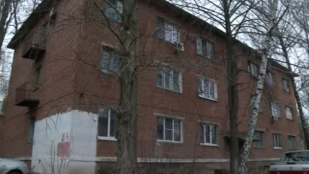    С постоянными потопами жильцы дома на улице Ольшанского в Курске борются долгие годы