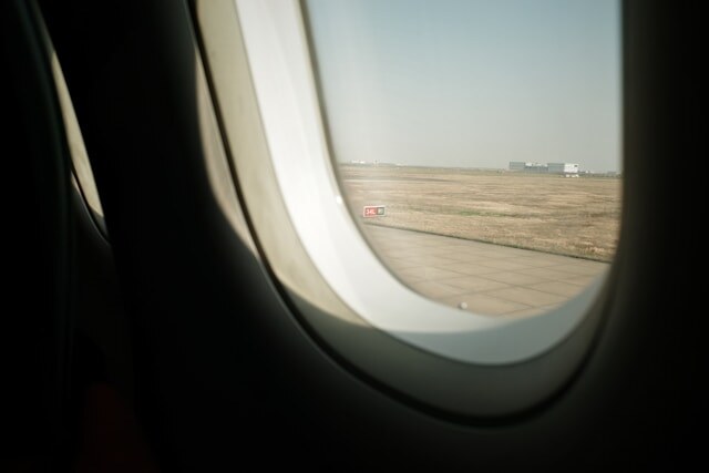     Зачем в иллюминаторе самолета маленькое отверстие