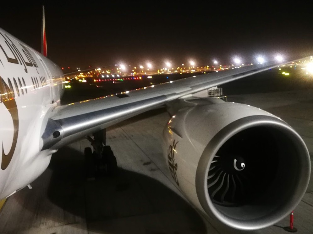 Самолет в аэропорту Дубая