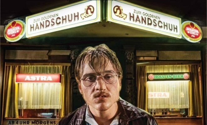 Фриц Хонка на фоне бара "Золотая перчатка"