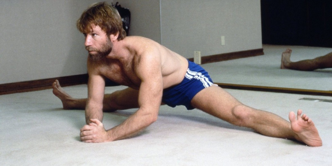 Получил черный пояс по БЖЖ в 75 лет и был чемпионом мира по каратэ. 5 фактов о Чаке Норрисе