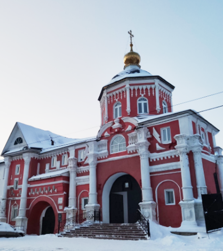 Владимирский надвратный храм монастыря со стороны ул. Правосудия. Фото: Миляуша Гарипова, 2022г.
