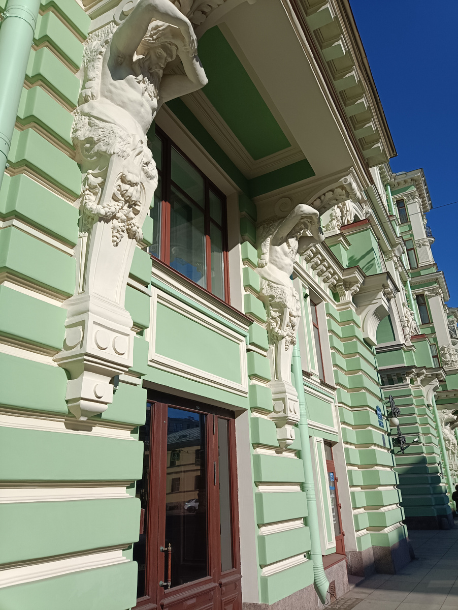 "Атланты держат небо на каменных руках"