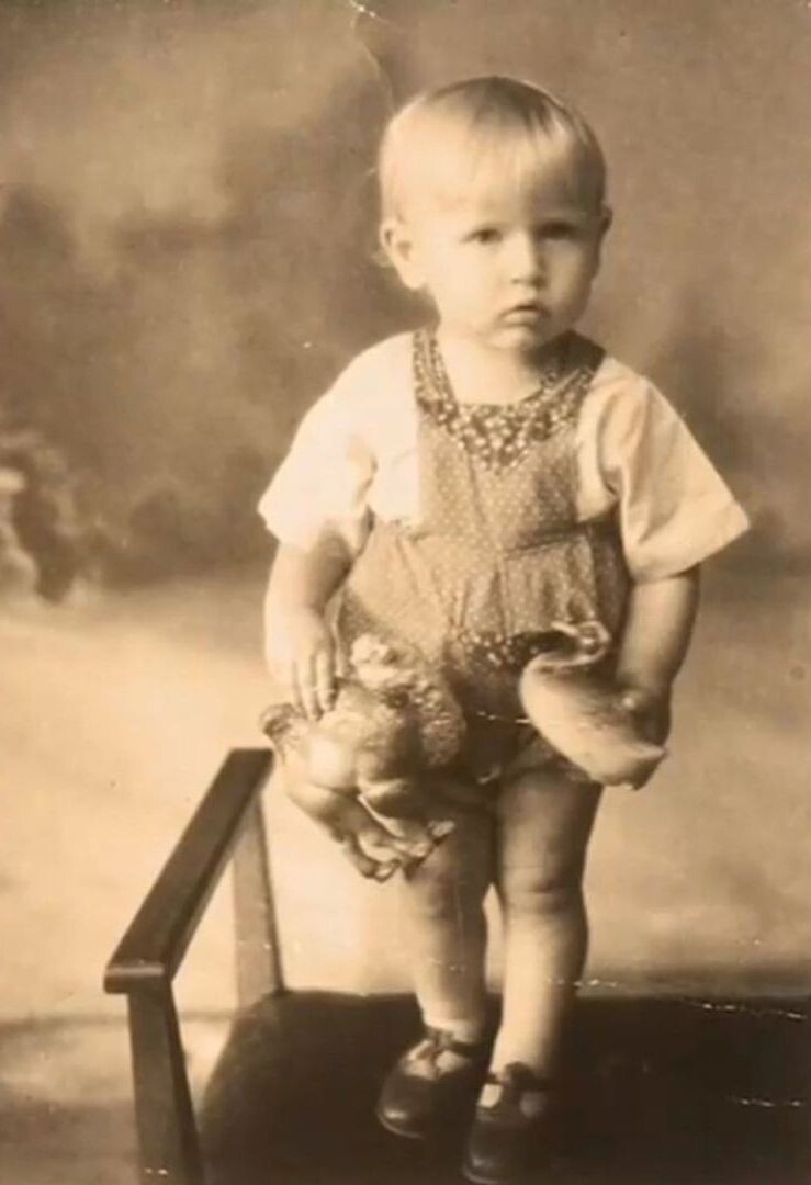    Маленький Борис Невзоров, уже тогда мечтавший о сцене.