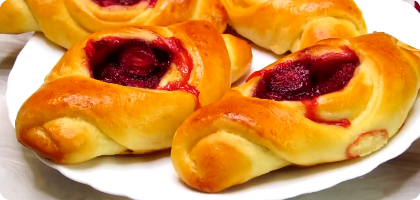 Пирожки как пух, ягодная начинка не вытекает. Тесто готово к выпечке через 1 час, не черствеют...