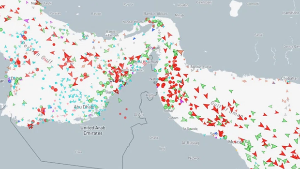 5 марта 2026 года, Ормузский пролив: спутниковый AIS-след фиксирует полное отсутствие коммерческих танкеров в фарватере. Суда скопились в безопасных водах — физический дефицит наступил до того, как прозвучал первый выстрел по танкеру.