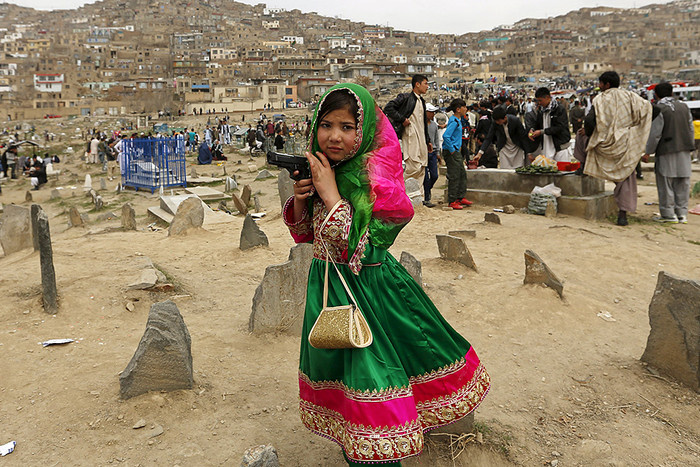 На кладбище. Показывают умершим (погибшим) родственникам детей. 