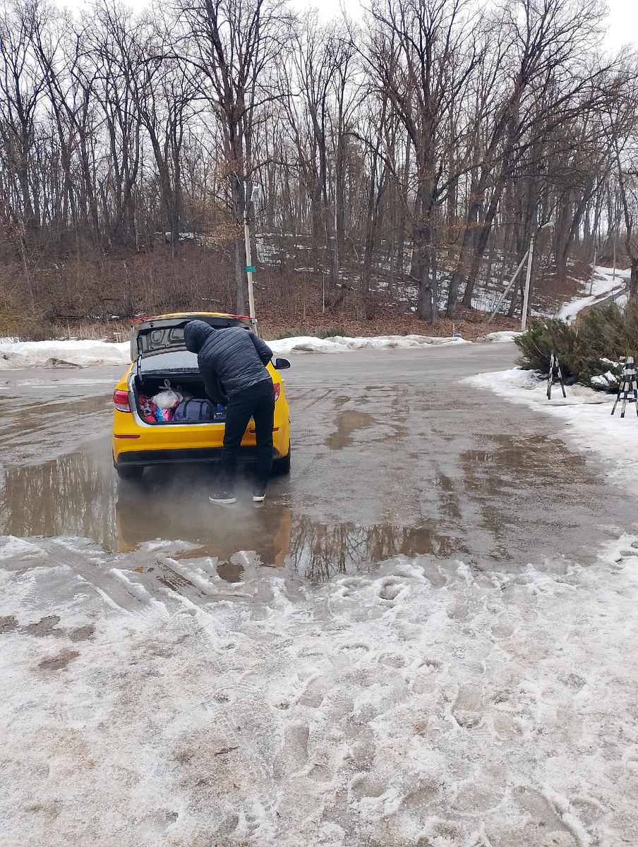 Внизу очень много снега, довольно зябко . 