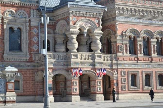 Вокруг да около. Якиманка: московские теремочки, танцы на золотых, резиденция посла Франции; коптская церковь, дворы, улицы. Москва пешком