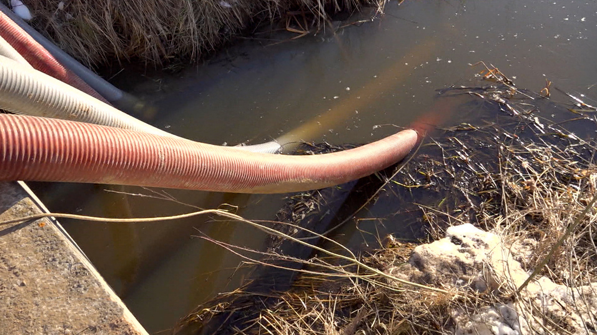    В Дубне откачивают воду насосами, чтобы избежать паводков