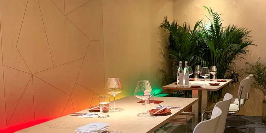 Как построить интерьер ресторана вокруг фанеры? Кейс из Пекина