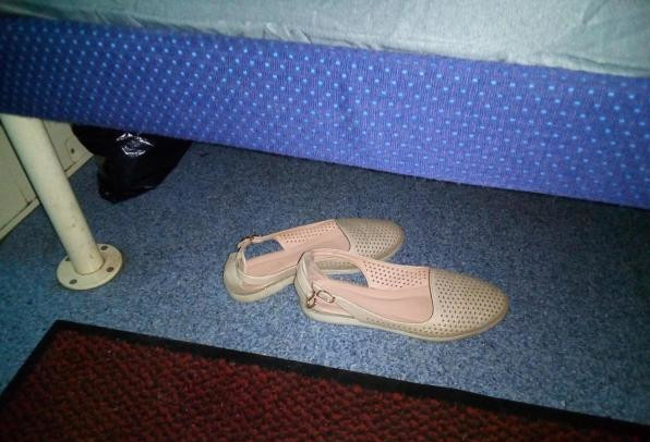 Нижняя полка здесь очень низко.