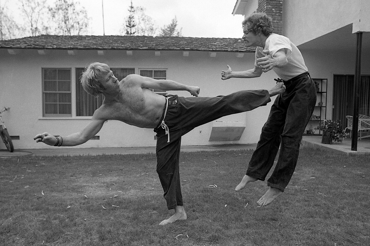 Чак Норрис практикует приемы в стиле кунг-фу со своим тренером на лужайке на заднем дворе своего дома в Палос-Вердес, недалеко от Лос-Анджелеса, Калифорния, 1978 год    📷