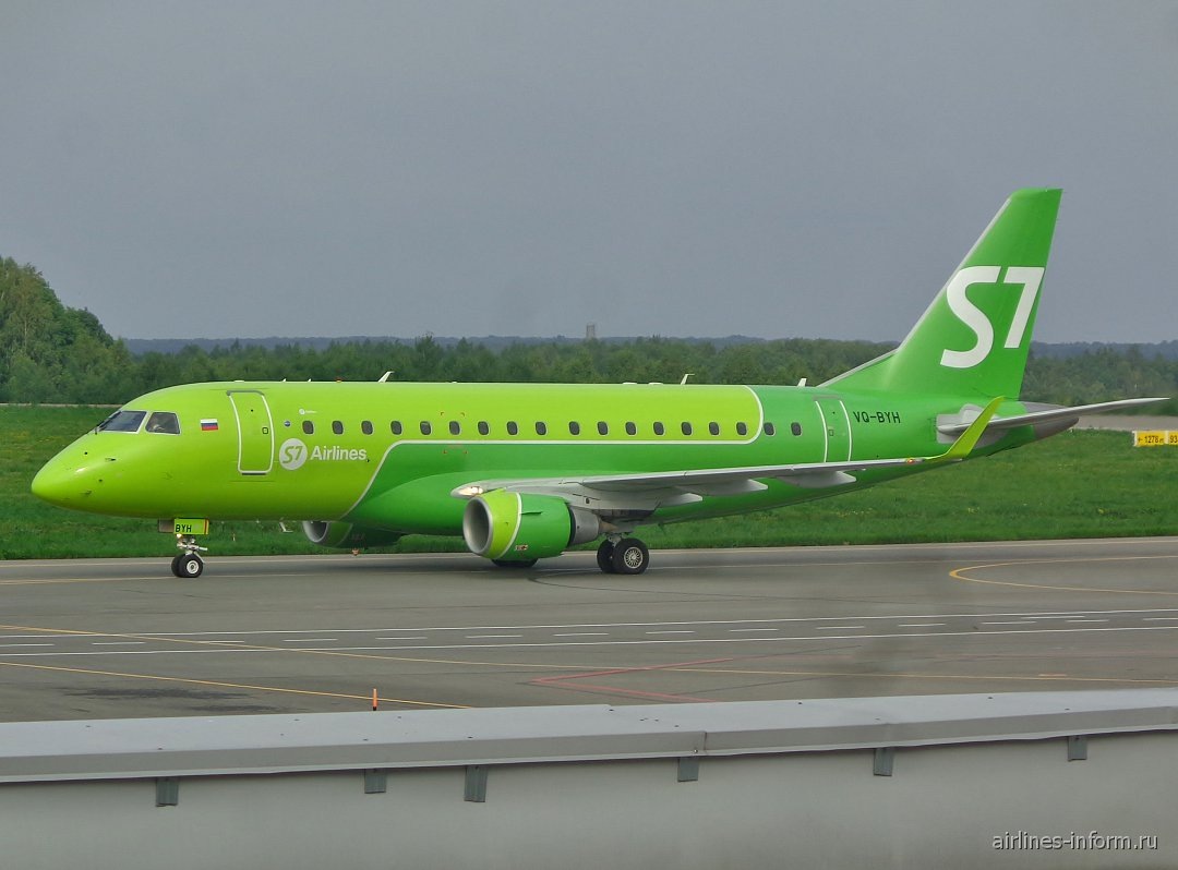    Самолет Embraer 170 VQ-BYH авиакомпании S7 Airlines в аэропорту Калуги