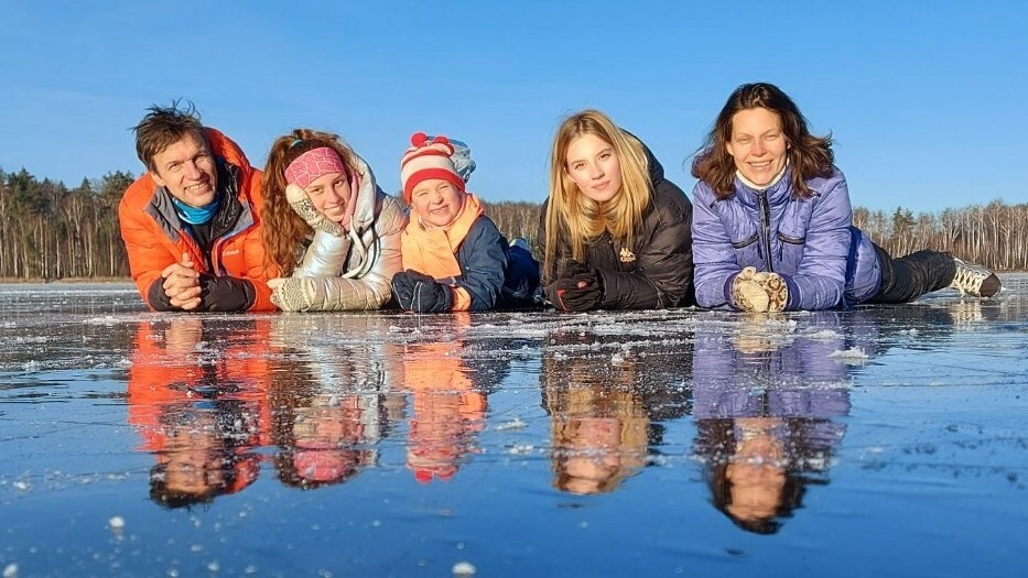 Это не вода, это лёд где - то на озере около Рязани. Братик с семьёй.