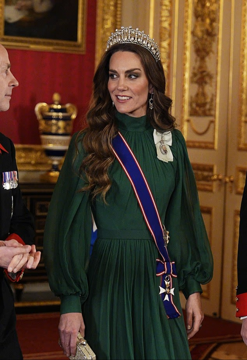 Принцесса Уэльская впервые в 2026 году надела свою первую тиару во время продолжающегося государственного визита в Нигерию, выбрав, в общем-то, предсказуемый вариант: Кембриджский узел влюбленных.