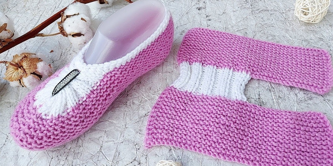 СЛЕДКИ ОДНИМ ПОЛОТНОМ НА 2 СПИЦАХ. Следки-тапочки с перемычкой.