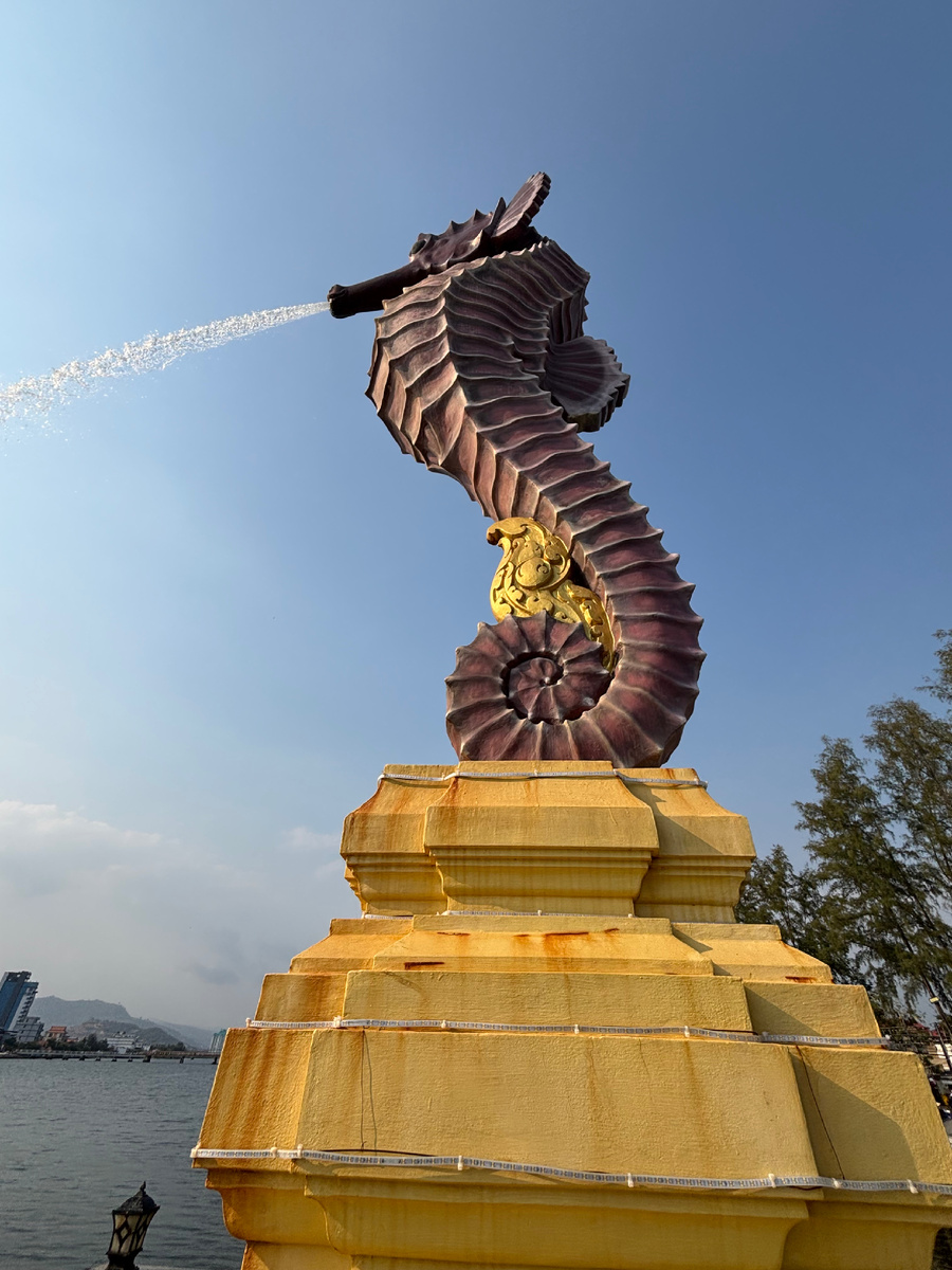 Морской конёк — символ города Кеп и его молчаливый страж.