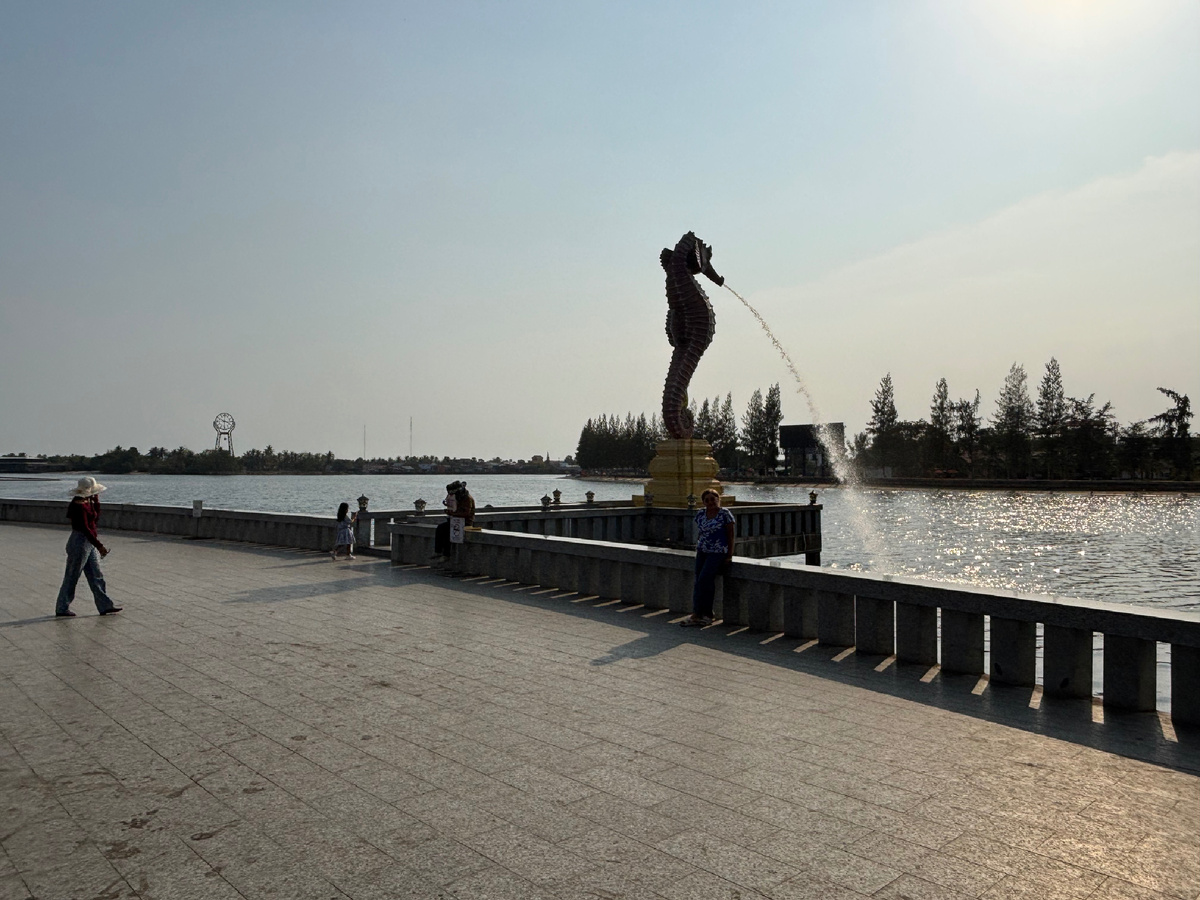 В Камбодже у моря стоят не просто памятники — здесь стоят хранители.